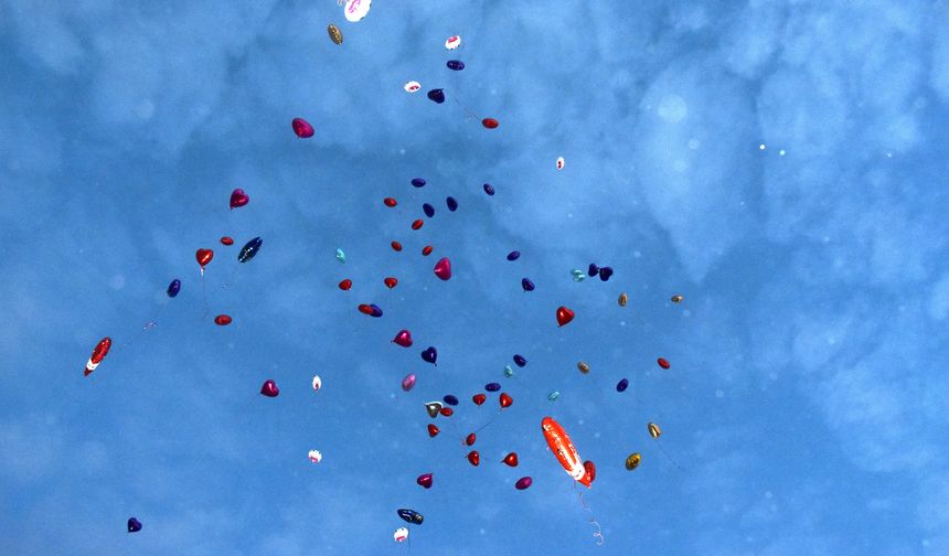 Van'da lösemili çocuklar için gökyüzüne balon bırakıldı