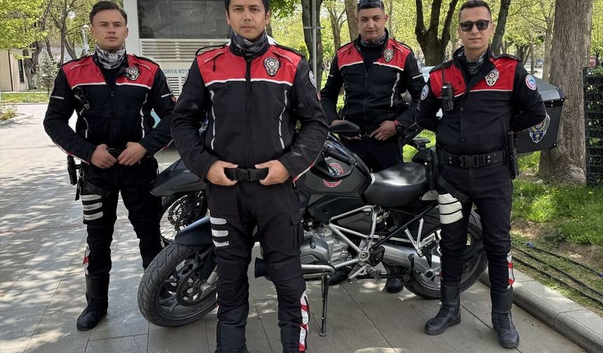 Araç kullanırken boğazına erik kaçan sürücü, polisin Heimlich manevrasıyla kurtuldu