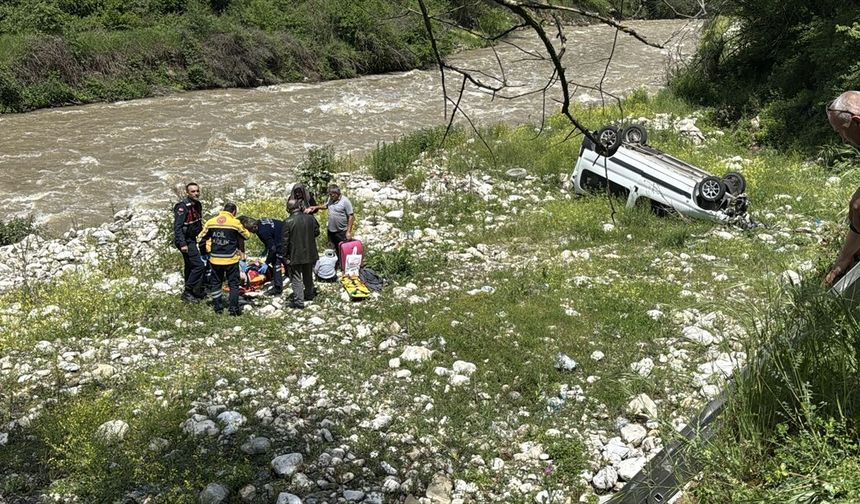 Bolu'da dere yatağına devrilen hafif ticari araçtaki anne ve 2 çocuğu yaralandı
