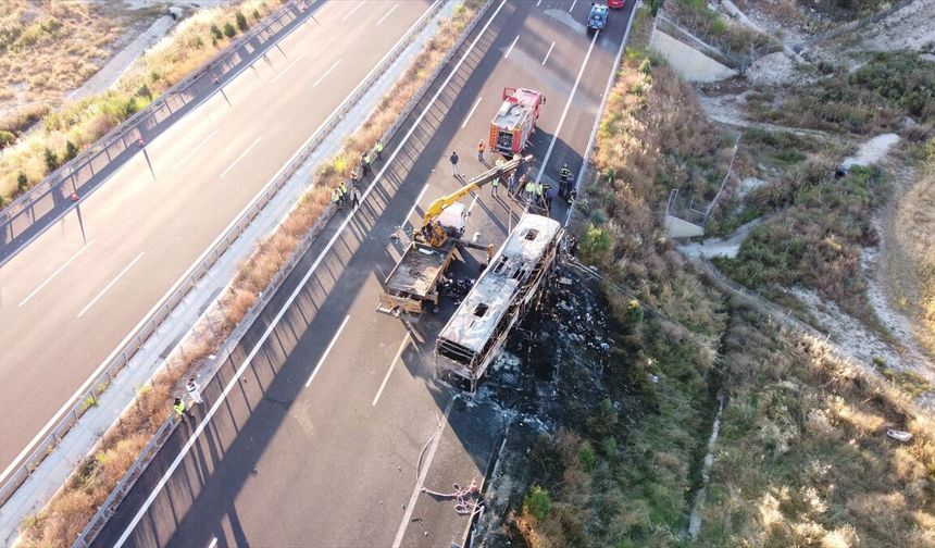 Denizli'de bariyerlere çarparak yanan yolcu otobüsündeki 8 kişi öldü, 33 kişi yaralandı
