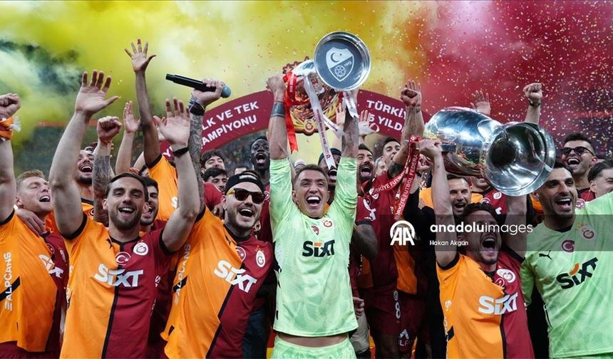 Şampiyon Galatasaray, kupasını RAMS Park'ta kaldırdı