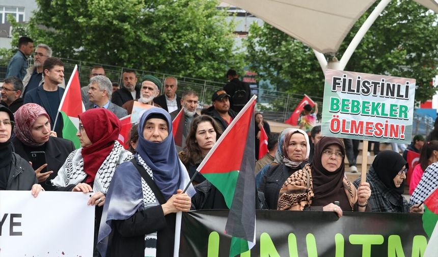 İsrail'in Küresel Sumud Filosu'na saldırısı Sakarya'da protesto edildi