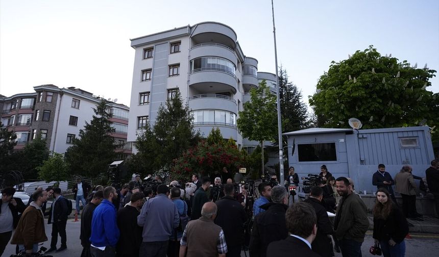 İstinafın CHP kurultay davası kararının ardından partililer, CHP Genel Merkezi'ne geldi