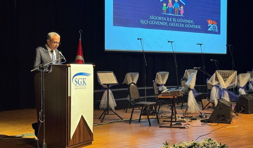 İzmir'de Sosyal Güvenlik Kurumu çalışanlarından oluşan koro konser verdi