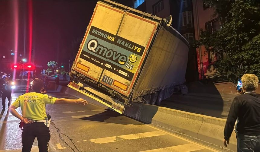 Küçükçekmece'de yokuşta geri kayan tır sitenin çitlerine çarpıp devirdi