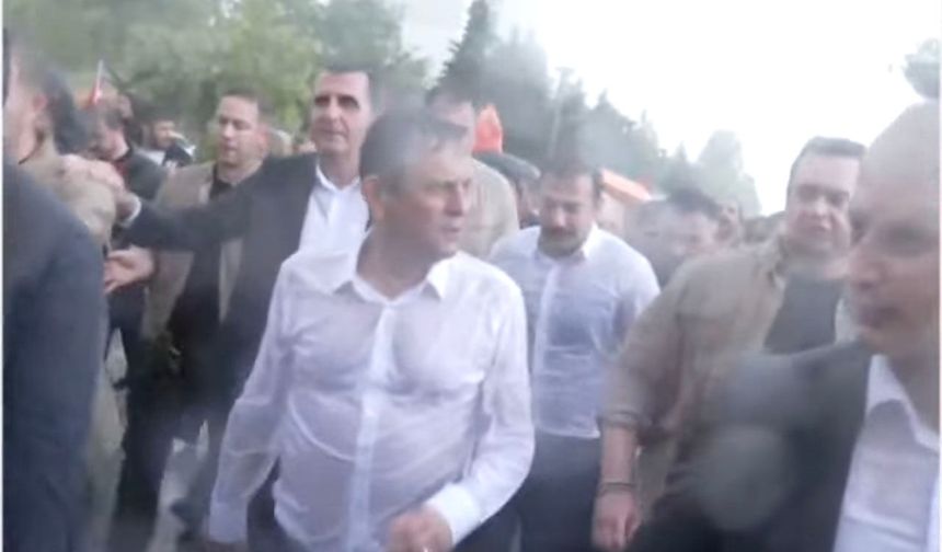 CHP Genel Başkanı Özgür Özel tebligatı yırttı, TBMM'ye yürüyor!