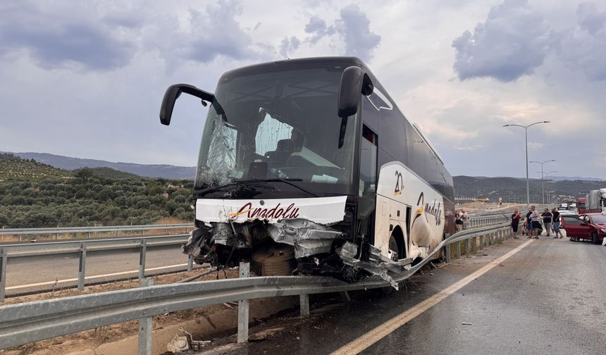Aydın'da otomobille yolcu otobüsünün çarpıştığı kazada 9 kişi yaralandı