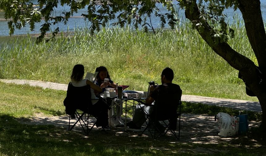 Bolu'da sıcaktan bunalanların adresi Gölcük Tabiat Parkı oldu