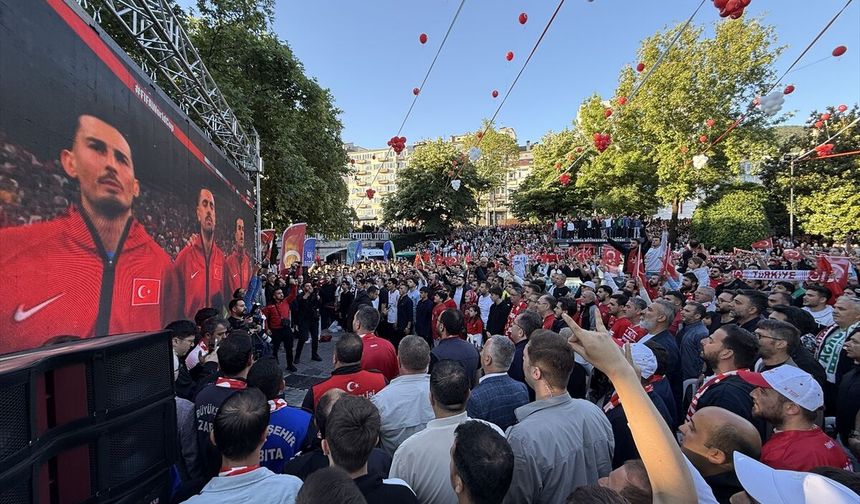 Bursa'da A Milli Futbol Takımı'nın maçı dev ekrandan izlendi