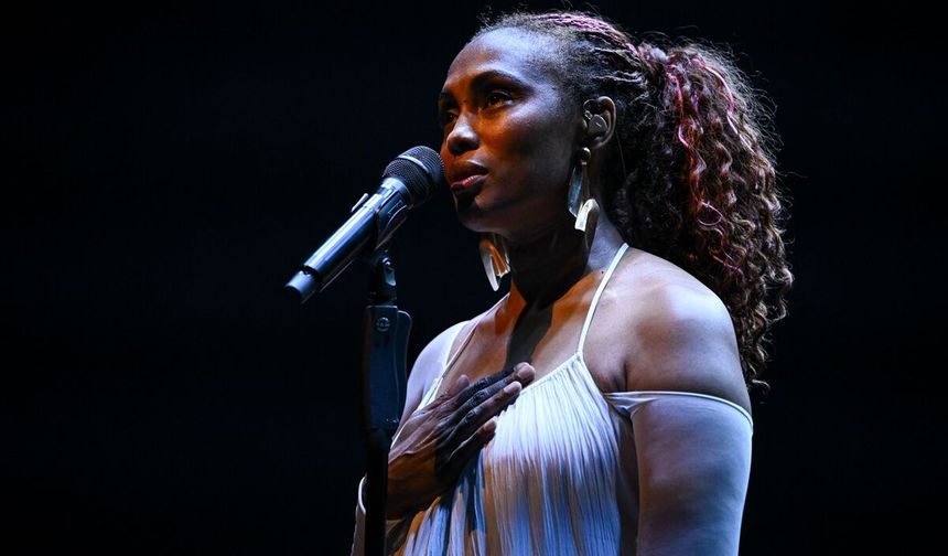 Fransız şarkıcı IMANY İstanbul'da müzikseverlerle buluştu