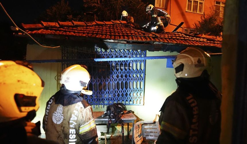 Gaziosmanpaşa'da 3 gecekondu yandı