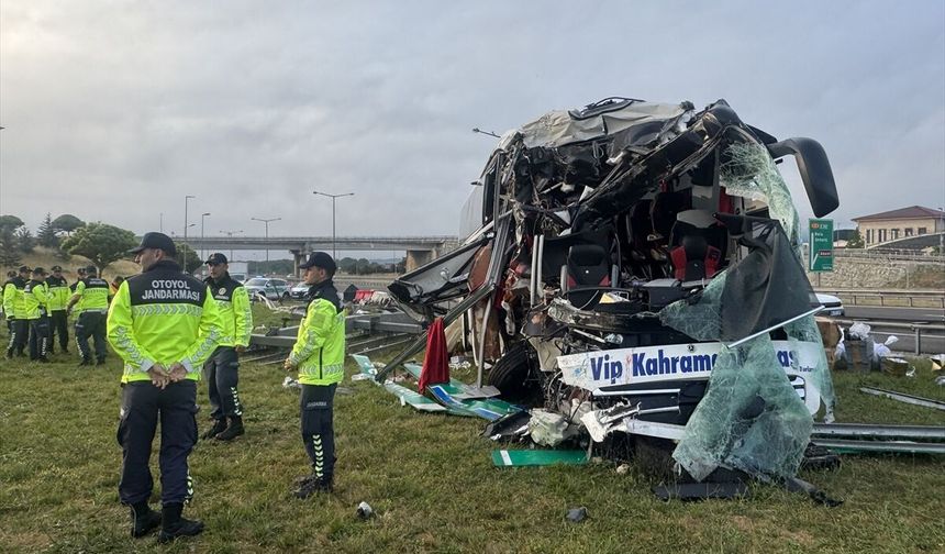 Anadolu Otoyolu'nun Bolu kesiminde kaza yapan yolcu otobüsündeki 15 kişi yaralandı