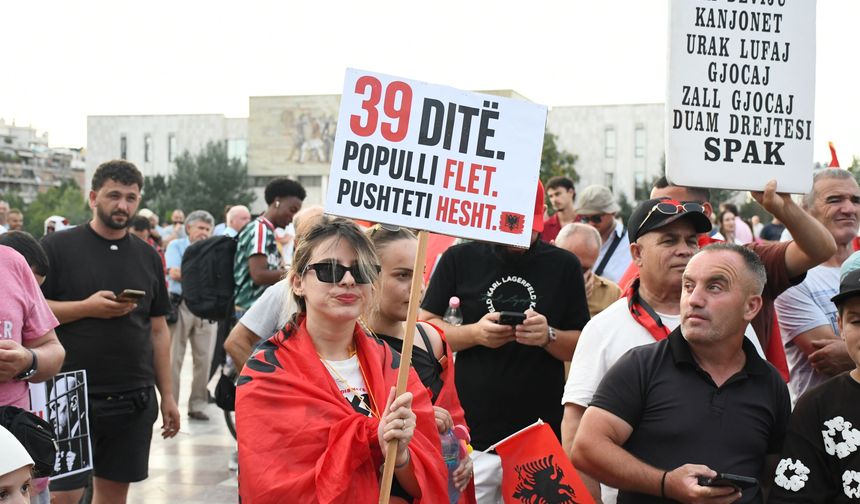 Arnavutluk'ta Zvernec'teki turizm projesine karşı gösteriler sürüyor