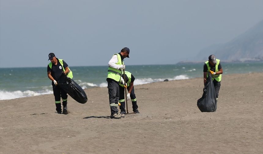 Hatay sahillerinden yılın ilk yarısında 11 bin ton atık toplandı