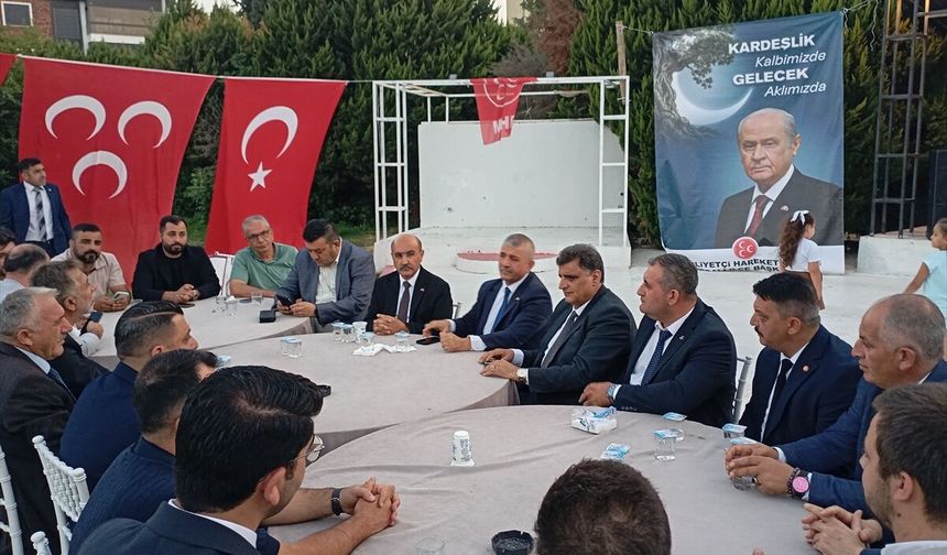 İzmir'de MHP'ye katılan 350 kişiye rozet takıldı