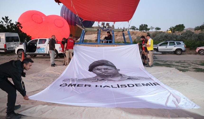 Kapadokya'da sıcak hava balonları 15 Temmuz dolayısıyla Türk bayrakları ve afişlerle uçtu