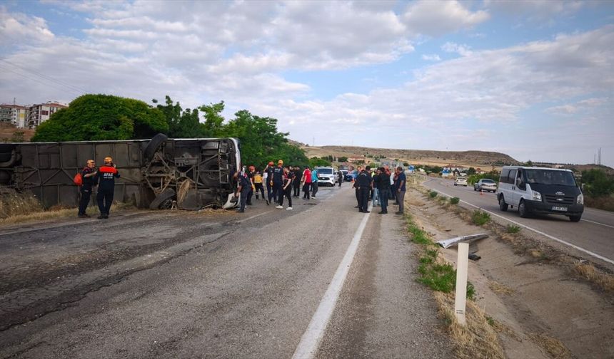 Kırıkkale'de devrilen yolcu otobüsündeki 41 kişi yaralandı