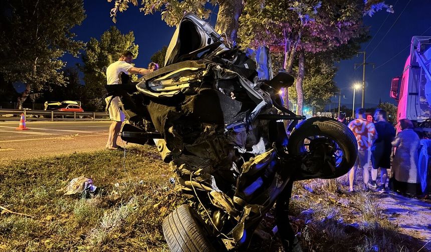 Sakarya'da ağaca çarpan otomobil ikiye ayrıldı