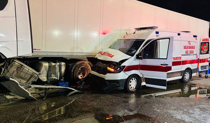 Samsun'da hasta taşıyan ambulans ile tırın çarpıştığı kazada 6 kişi yaralandı