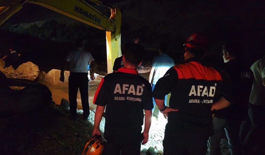 Siirt'te su seviyesi yükselen çayda mahsur kalan genç ekskavatör yardımıyla kurtarıldı