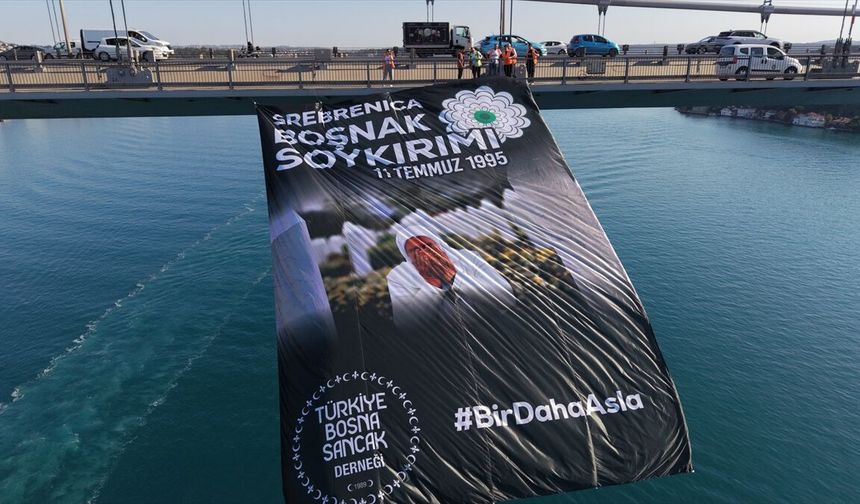 Srebrenitsa Soykırımı'nın 31. yılı dolayısıyla İstanbul Boğazı'ndaki köprülere pankart asıldı