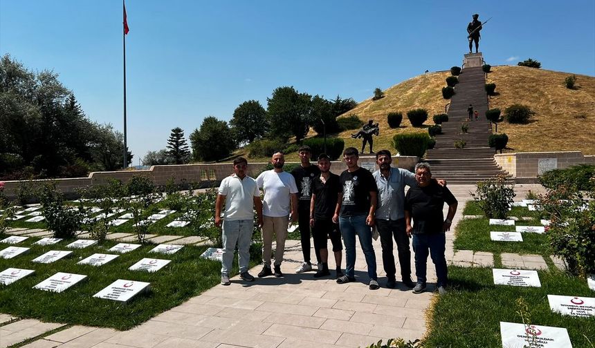 Dumlupınar Şehitliği'ndeki 510 şehidin mezar taşı öğrenciler tarafından yenilendi