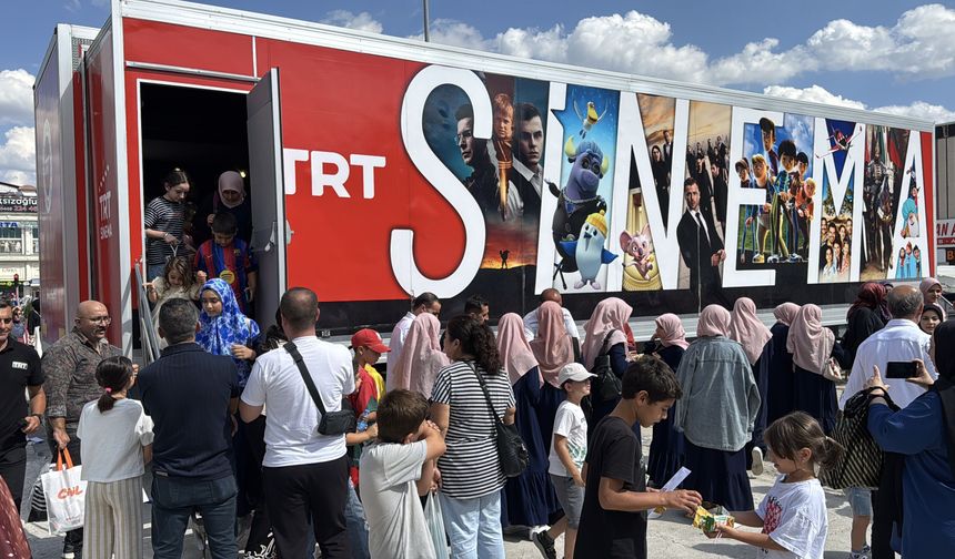 Erzincan'da TRT Sinema Tırı yaklaşık 3 bin çocuğa sinema keyfi yaşattı