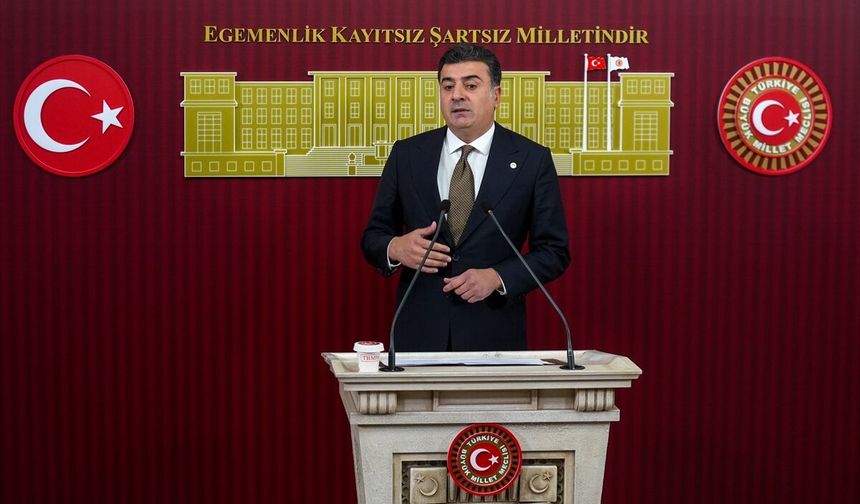 Yeni Parti Sözcüsü Emre partisinin MYK toplantısına ilişkin basın toplantısı düzenledi: