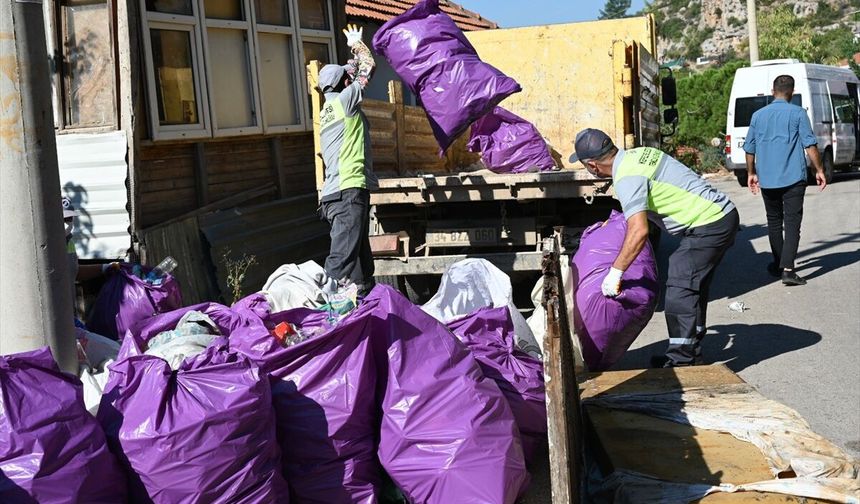 Antalya'da bir evden 6 kamyon çöp çıkarıldı