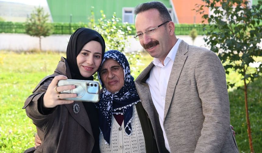 Ardahan Valisi Yamlı ve eşi huzurevi sakinlerinin gözleme pişirmesine eşlik etti