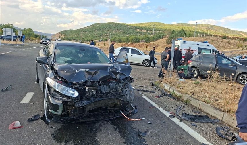 Bingöl'de iki otomobilin çarpıştığı kazada 3 kişi yaralandı