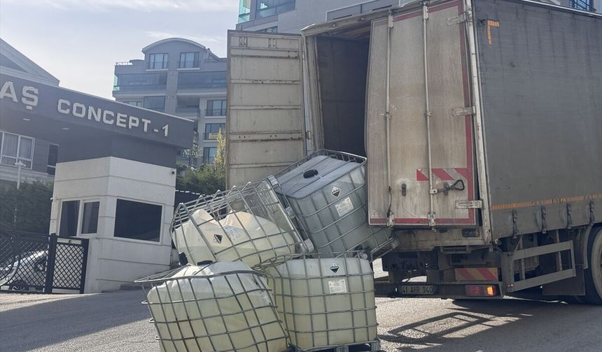 Bursa'da kamyondan düşen tanklardan sızan kimyasal madde nedeniyle cadde ulaşıma kapatıldı