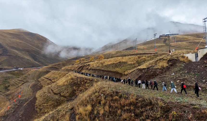 Erzurum'da Cumhuriyet Bayramı dolayısıyla Palandöken Dağı'na tırmandılar