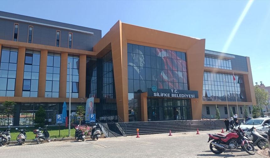 Silifke Belediyesine yönelik operasyonda gözaltına alınan 7 zanlıdan 3'ü tutuklandı