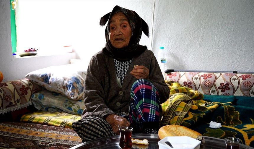 Isparta'da görme ve işitme engelli kişi yaşlı annesinin bakımını üstleniyor