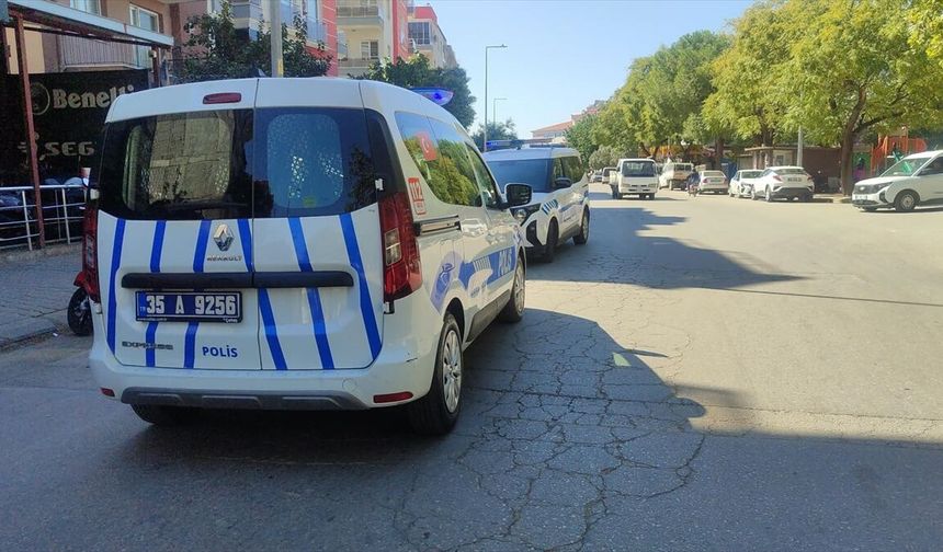 İzmir'de evinde bıçakla yaralanmış halde bulunan kişi hastanede öldü