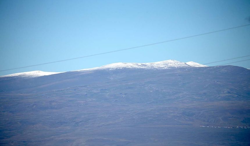 Kars'ın yüksek kesimlerine kar yağdı