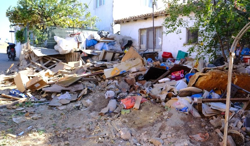 Kırklareli'nde bir evden 8 kamyon çöp ve atık malzeme çıkarıldı