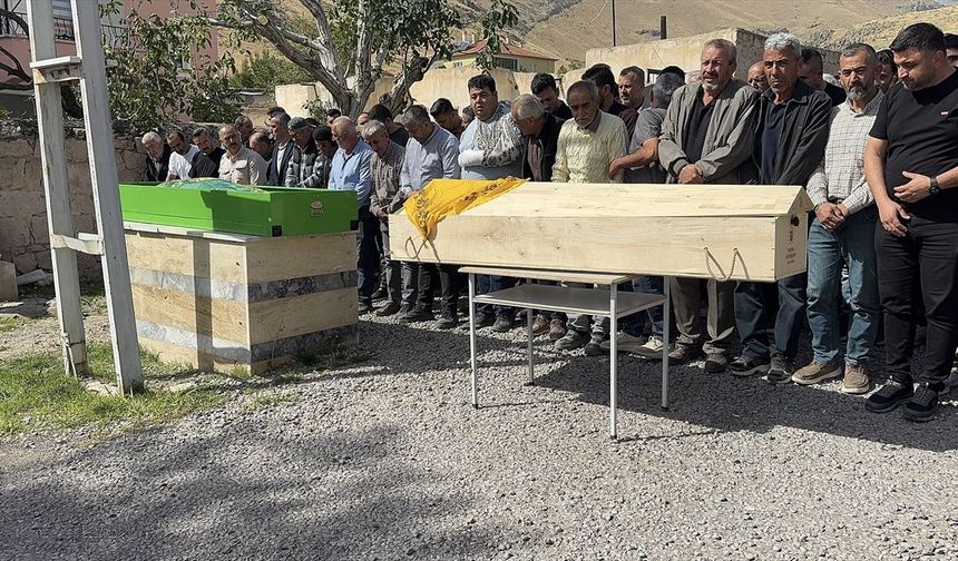 Mersin'deki trafik kazasında ölen çiftin cenazeleri Niğde'de defnedildi