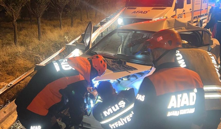 Muş'ta tır ile otomobilin çarpıştığı kazada 2 kişi yaralandı
