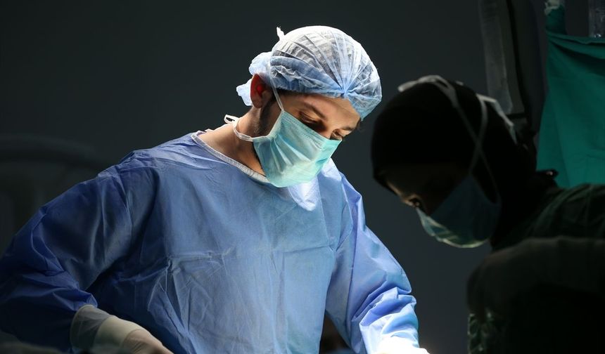 Nadir görülen omurilik tümöründen ameliyatla kurtuldu, yeniden yürümeye başladı