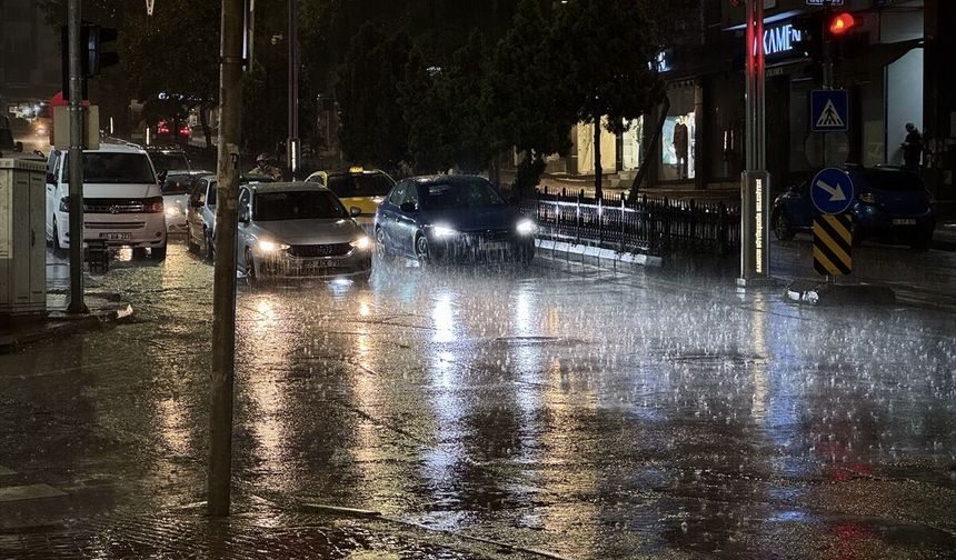 Samsun'da gök gürültülü sağanak etkili oldu