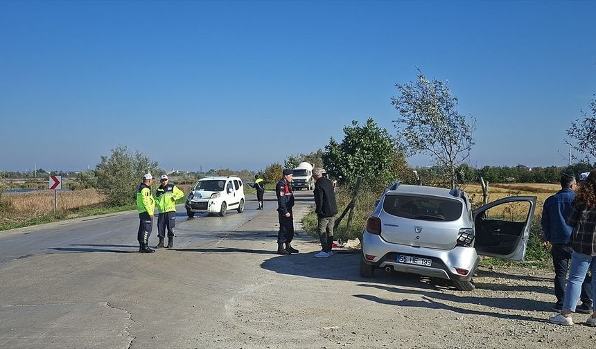 Samsun'da hafif ticari araçla otomobilin çarpıştığı kazada 3 kişi yaralandı