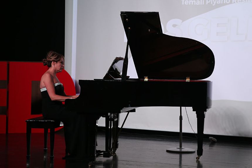 KKTC'li piyanist Rüya Taner Hatay'da piyano dinletisi sundu