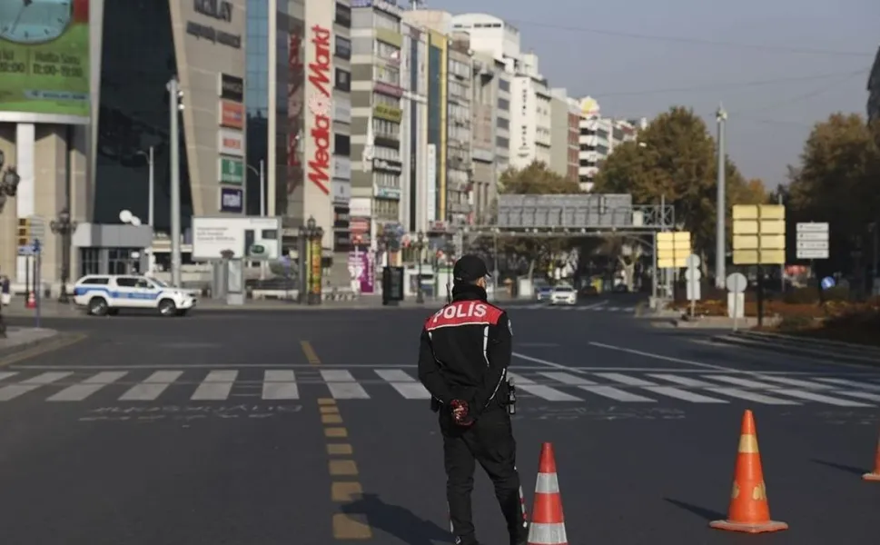 Ankara'da bazı otobüs ve metro durakları kapatıldı