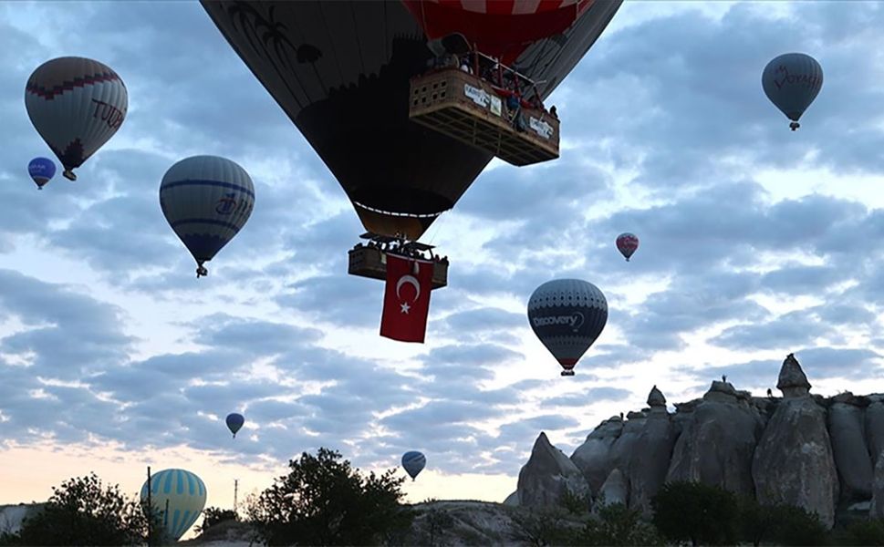 Kapadokya'da gökyüzü Türk bayrakları ve Atatürk posterleriyle süslendi