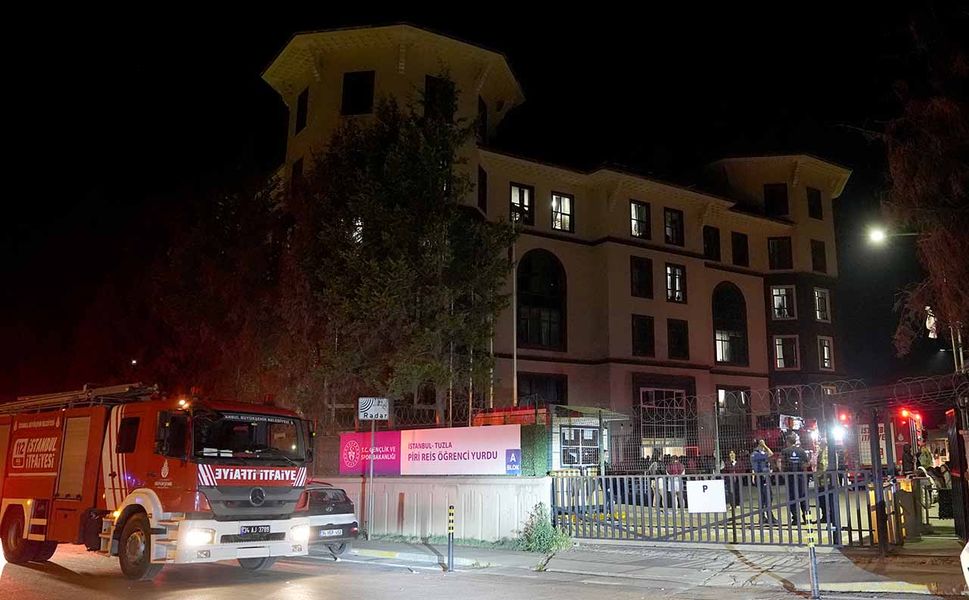 Tuzla'da kız öğrenci yurdunda çıkan yangın nedeniyle öğrenciler tahliye edildi