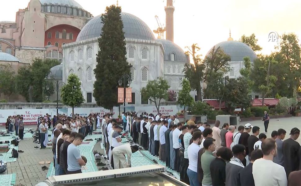 İstanbul'daki camilerde Kurban Bayramı namazı kılındı