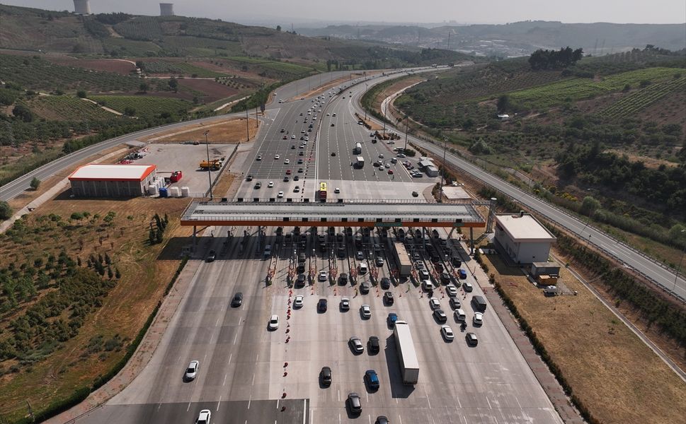 Kurban Bayramı tatilinin son gününde İstanbul-İzmir Otoyolu'nda dönüş yoğunluğu sürüyor