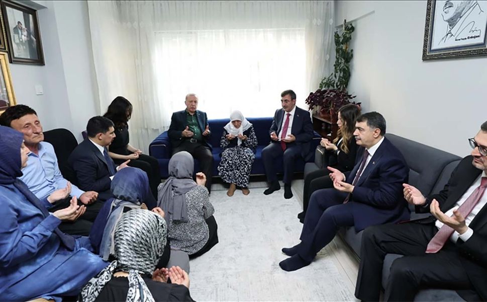 Cumhurbaşkanı Erdoğan, 15 Temmuz'da 3 yakını şehit olan Muzaffer Gülşen'i evinde ziyaret etti